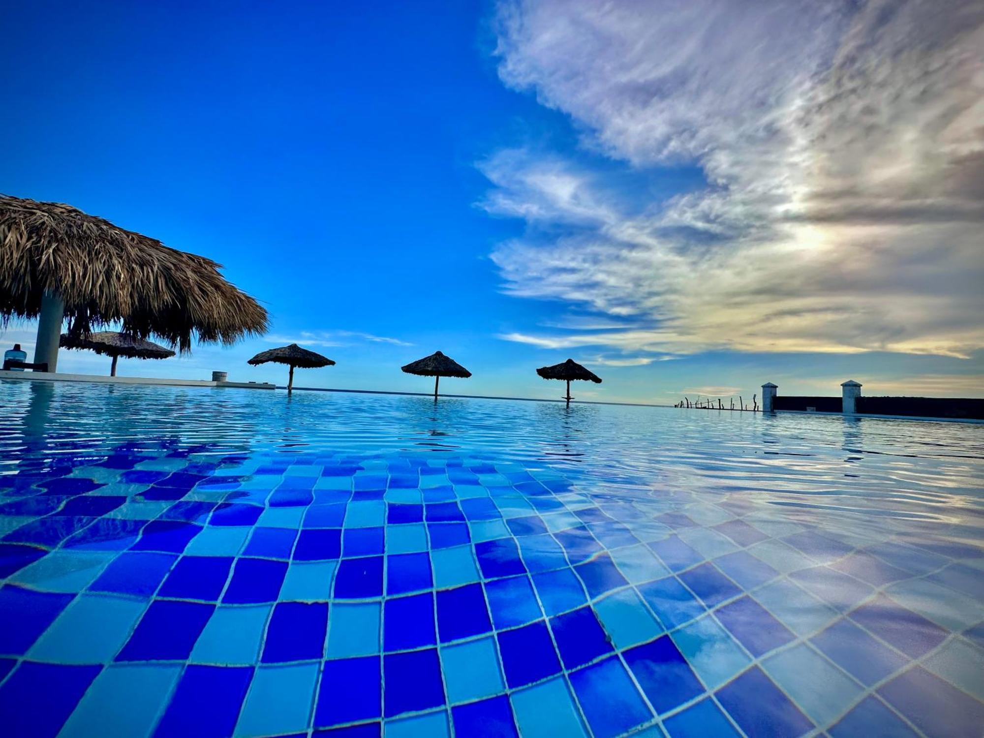 Hotel Tesoro Beach San Luis La Herradura Exterior foto